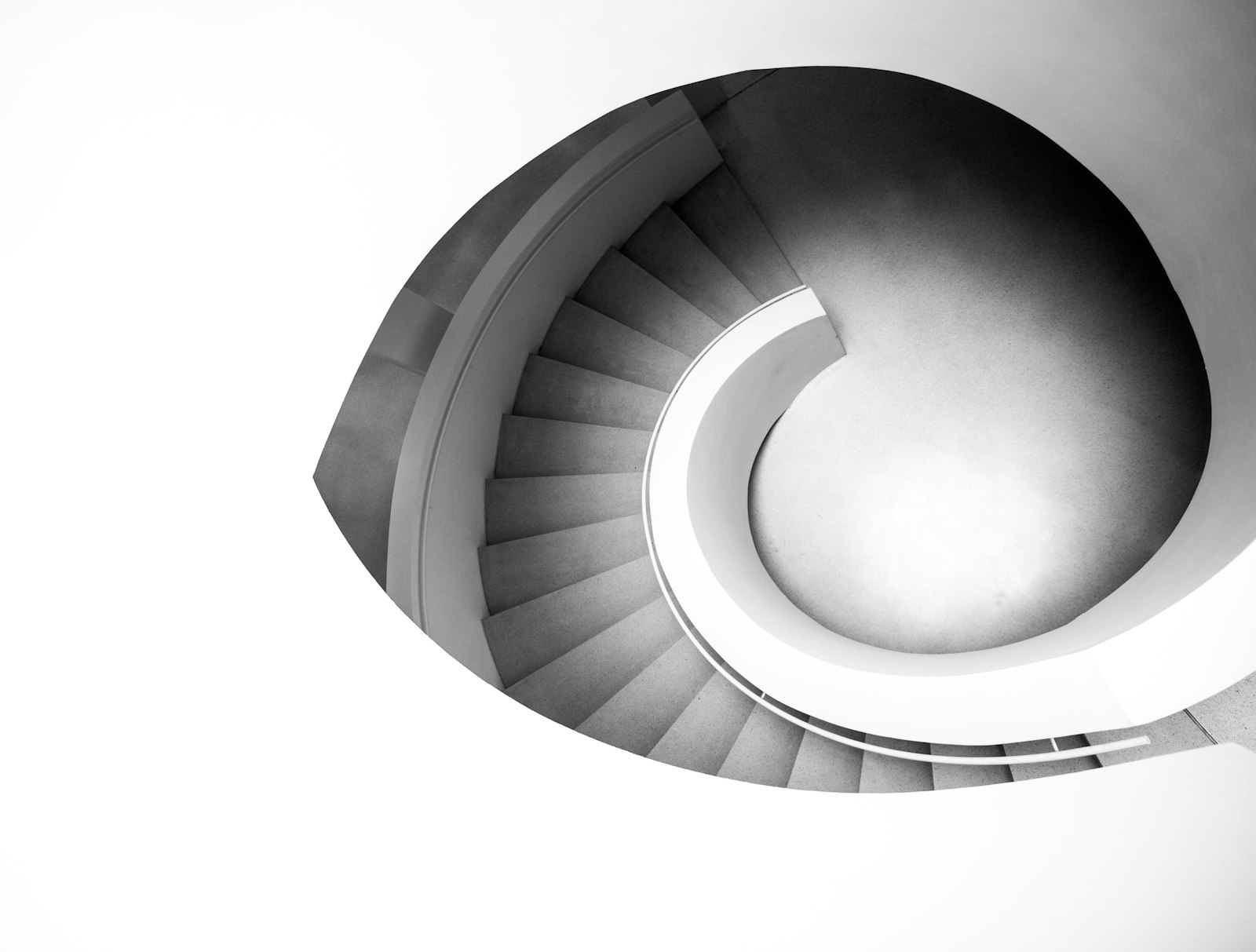 Scala a chiocciola ripresa dall'alto, la spirale si avvita verso il basso